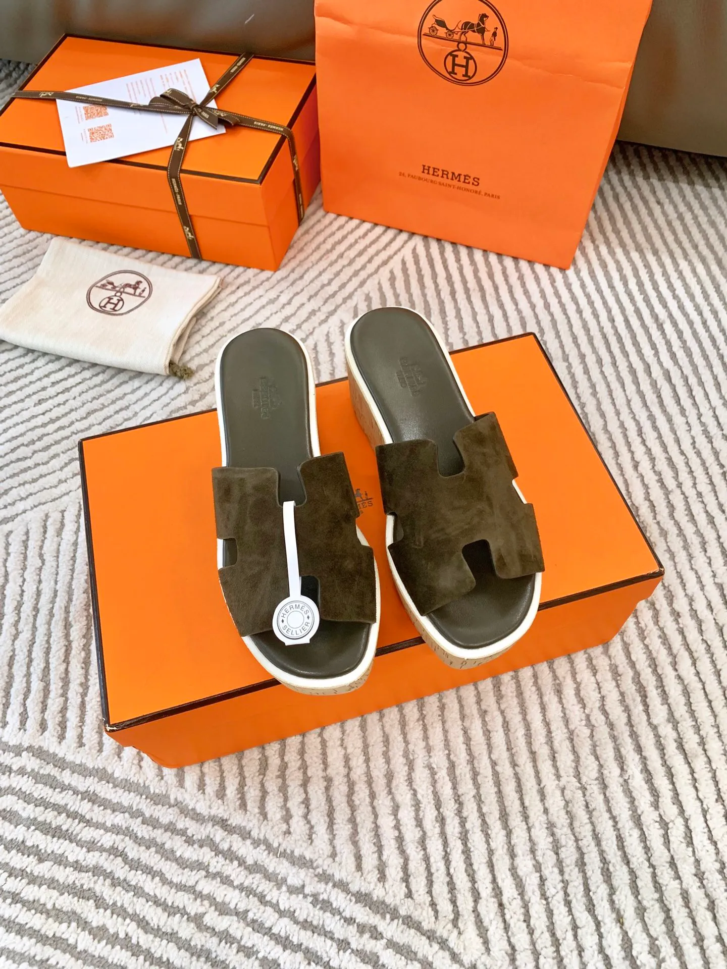 👟👟Ex-factory price 500👟👟 Peak enamel is made by hand, supreme purchasing agent level! Hermes spring and summer new slippers, high-end customization, exclusive products, the highest version in the industry, authentic mold opening and customization, laminating technology, heavy investment in development of a fully matched steel mold, perfect authentic version of the logo, exclusive correct version of the original font, Italian original calfskin cut upper, non-slip rubber outsole, lining: foot pads, pure imported Italian mixed breed, environmentally friendly goatskin, genuine leather welt, original packaging size: 34~41 (34.40. 41) Customized-no returns or exchanges